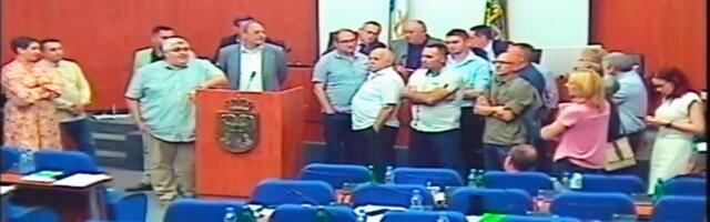 Opozicija blokirala dalji rad Skupštine grada Leskovca (video)