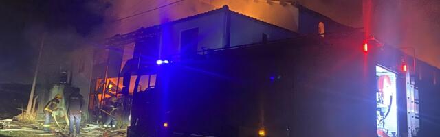 Gorela fabrika za proizvodnju nameštaja u Žirovnici