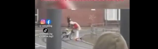 "Karma je čudo": Viknula "Živeo Vučić" na protestu, pa par sekundi kasnije - PALA S BICIKLA (VIDEO)