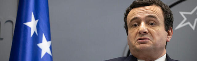 Novinari spuštanjem mikrofona na zemlju bojkotovali Kurtija