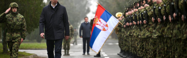 OFICIRI I PODOFICIRI, ZDRAVO! Predsednik Vučić obišao vojnike u kasarni &quot;Mija Stanimirović&quot;