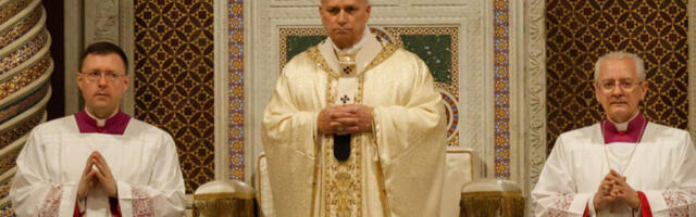 Ускршња порука из Ватикана: Свака власт ће полагати рачуне за мир или насиље