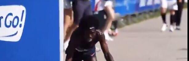 MUČNE SCENE! ČETVORONOŠKE ZAVRŠIO MARATON! NEOBIČAN PODVIG KENIJCA: Otkazale mu noge, skoro pao u nesvest! (VIDEO)