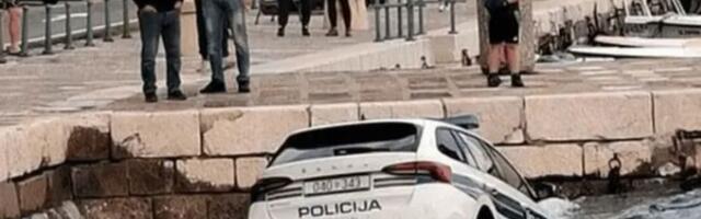 Plivajući zamajac dobio novo značenje: Policijski automobil prvi “otvorio sezonu” kupanja, a sve zbog jednog poteza! /VIDEO/