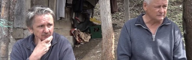 Braća žive u trošnoj kući staroj STO GODINA, svakog dana strahuju za život (VIDEO)