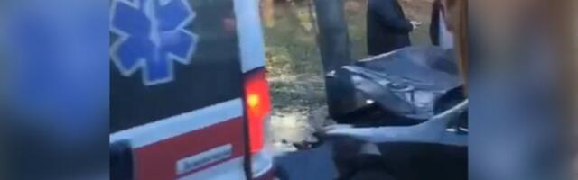 AUTOMOBIL SE ZAKUCAO U BANDERU: Jeziva saobraćajna nezgoda na Voždovcu - Hitna pomoć i policija na terenu! (VIDEO)