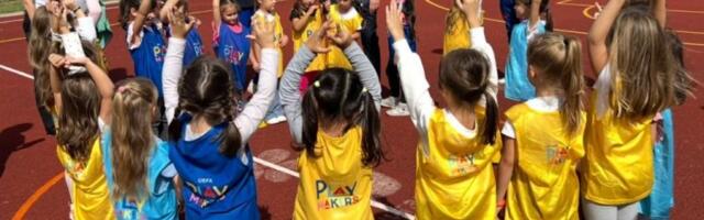 "ORLOVI" PODRŽALI AKCIJU FSS: Fudbal je za devojčice!