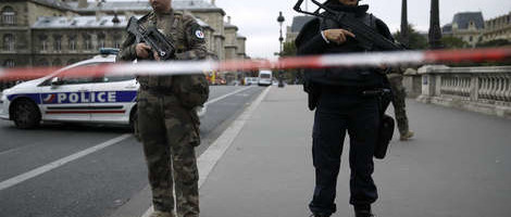 Video: Četrdesetak osoba napalo policijsku stanicu u Parizu