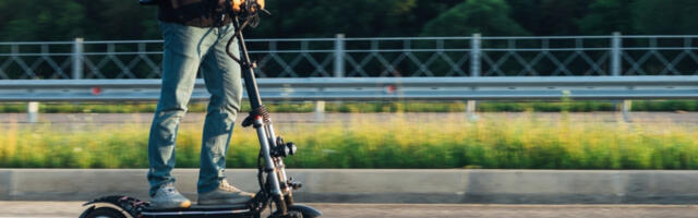 DEČAK (8) KOGA JE OTAC VOZIO U ŽELEZNIKU NA TROTINETU ZADOBIO TEŠKE TELESNE POVREDE Izgubio kontrolu i zakucao se u automobil
