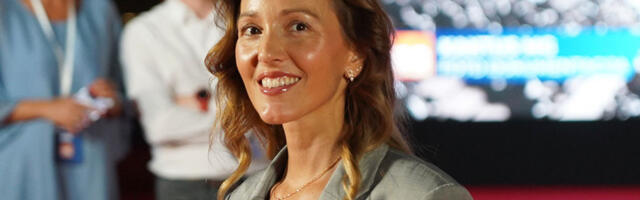 Ovo je NAJPOPULARNIJI KAPUT ove sezone i Jelena ga nosi kao da je krojen po njoj, a model je VANVREMENSKI (FOTO)