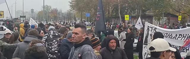 „Godinu dana, isti zahtev“: Počelo okupljanje na protestu kod FDU