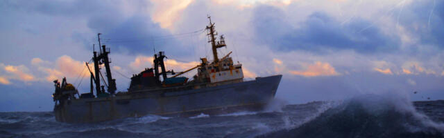 FRANCUSKI BROD SE NASUKAO, IZGUBIO SNAGU, ZAPEO O STENE Podigli helikoptere, poslali spasilačke brodove, izviđački avion...