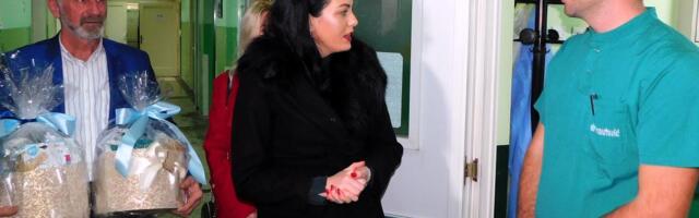 POKLONI I NOVČANA ČESTITKA ZA PRVU BEBU U LOZNICI: Gradonačelnica obišla porodilju i devojčicu