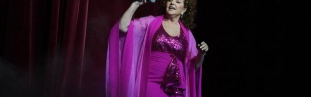 PONOVO DOTAKLI SAMO DNO! Sramota blokadera za srpsku Novu godinu - ANU BEKUTU NA NASTUPU GAĐALI GRUDVAMA! (VIDEO)