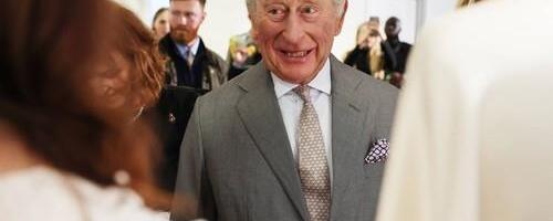 Izreka "Selo gori, a baba se češlja" na delu: Dok su bivšeg princa sprovodili u pritvor, kralj Čarls sedeo u prvom redu na modnoj reviji