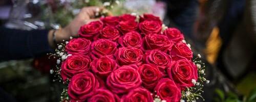 PIJAN PROŠAO PORED CVEĆARE, PA UKRAO BUKET RUŽA! Ono što je potom uradio ne može da smisli ni film: U sve umešana i jedna devojka, sad mu preti ROBIJA!