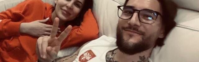 Gudelj podigao majicu i pokazao izvajano telo puno tetovaža - Anastasija ga "uhvatila" u kućnom izdanju