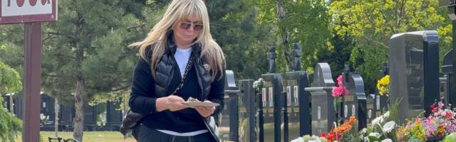 Potresna scena: Suzana Jovanović slomljena, plače nad Sašinim grobom i seče tortu na dan njegovog rođendana