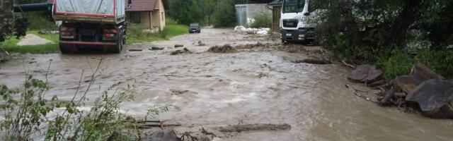 Потоп у ивањичком селу Брусник, водена бујица носи све пред собом: Ванредна ситуација проглашена у пет месних заједница