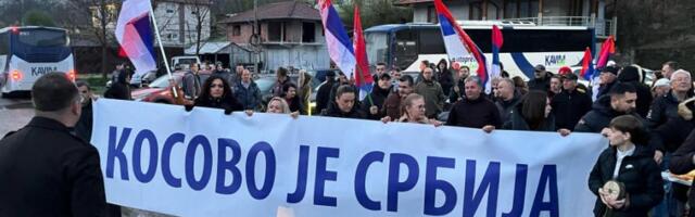 EMOTIVNO! Video koji nijednog Srbina neće ostaviti ravnodušnim: Srbi koji pešače za Beograd i scena koja slama srca (VIDEO)