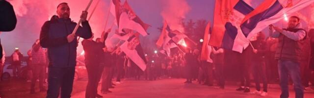 NAROD POZDRAVLjA PEŠAKE SA KOSMETA: Uzvici Srbija, tri prsta i aplauzi - scena koja raduje svakog Srbina (VIDEO)