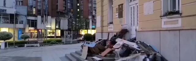 Na vratima Gradske kuće gomila otpada: „Nije više bilo načina da gradsku vlast primoramo da nas čuje i reaguje“