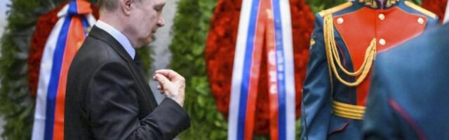 UTUČEN, ZAMIŠLJEN, SA SUZAMA U OČIMA: Ovakvog Vladimira Putina još niste videli! Predsednik Rusije oprostio se od preminule, drage koleginice (FOTO)