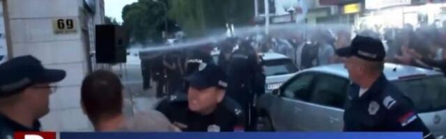 Pogledajte kako naprednjaci polivaju vodom policiju i građane (VIDEO)