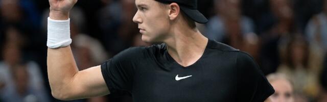 Plakao od bola: JEZIVA povreda jednog od najboljih tenisera sveta (FOTO)