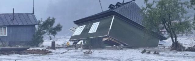 SMRTONOSNE POPLAVE: Najmanje 90 mrtvih, čitava sela pod vodom - tri milona grla stoke stradalo! (VIDEO)