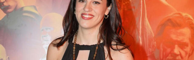 ĆERKA JOVANA MEMEDOVIĆA u dosad neviđenom izdanju: Dubok šlic i gola leđa - ne zna se u šta pre da se gleda! (VIDEO)