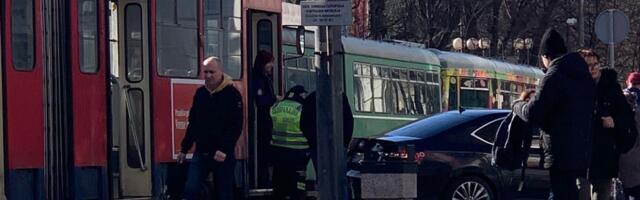 KOLAPS KOD BEOGRAĐANKE: Tramvaj udario u automobil, stvaraju se zastoji (FOTO)