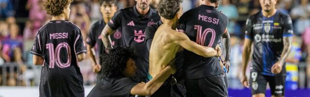 Navijač i redar bacili Mesija na travu! Šokatne slike u toku meča, Argentinac doživeo neprijatnost /VIDEO/