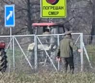 KURIR SAZNAJE, KOD LOZNICE BLOKIRANA RASKRSNICA KA IZLAZU IZ SRBIJE: Njih tridesetak blokiralo put ka prelazima Badovinci i Trbušnica, stigla Interventna