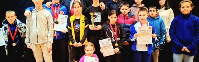 Sedamnaest medalja za karatiste u Drvengradu