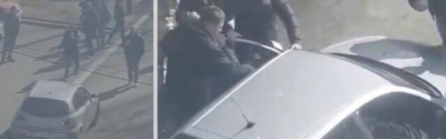 PRKSALI IH SUZAVCEM, AKTIVISTI SNS SLOMILI RUKU! Blokaderi mu zaustivili automobil, pa krenuli da maltretiraju! (VIDEO)