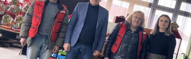 Učenicima ŠOSO „11. oktobar” Crveni krst uručio paketiće sa slatkišima