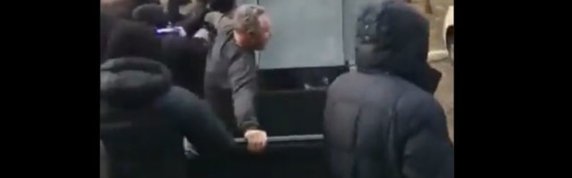 Haos u Ukrajini, huligani bacili direktora kluba u kontejner (VIDEO)