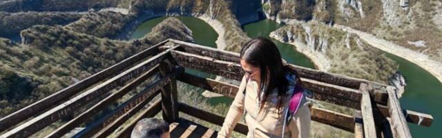 PROSIDBA NA JEDNOM OD NAJLEPŠIH MESTA U SRBIJI! Mladić kleknuo pred turistima, apaluz odjekivao na sve strane: Scena koja se pamti! (FOTO)