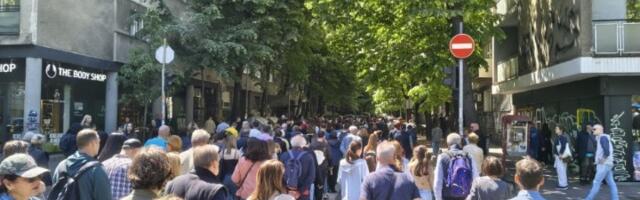 Studenti odaju poštu ubijenima u Ribnikaru: 16 minuta tišine ispred Pravnog, pa šetnja do škole (FOTO, VIDEO)