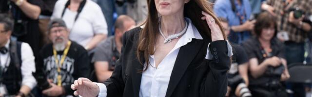 Nema joj ravne: Monika Beluči prosto ne može da izgleda loše, pojavila se u košulji u pantalonama a svi gledaju samo u nju