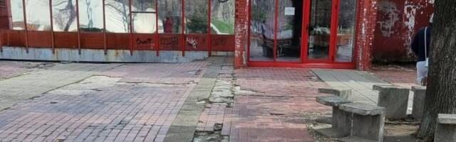 OŠ "Laza Kostić" i dalje u raspadu