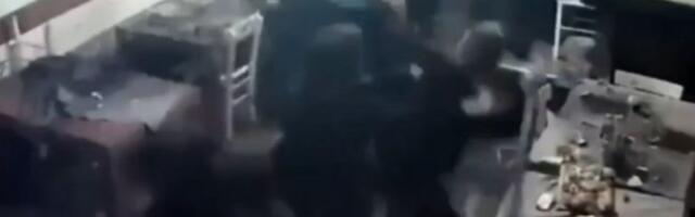 (VIDEO) BRUTALNO SE IŽIVLJAVALI NAD TEŠKO PRETUČENIM MOMKOM! Nasilnici posle napada poziorali sa krvavfim rukama, ŽRTVA SE BORIU ZA ŽIVOT