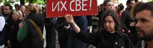 Studenti pomerili ogradu sa ulaza u zgradu suda u NS, zaposleni ulaze