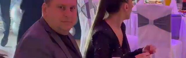 Taki Marinković došao kod Ere na slavlje: Društvo mu pravi ova lepotica, zgodna brineta je skoro duplo mlađa