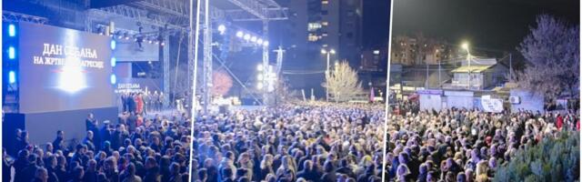 VIŠE OD 10.000 LJUDI NA TRGU U VRANJU! Mase ljudi prisustvuju obeležavanju Dana sećanja na stardale u NATO agresiji (VIDEO)