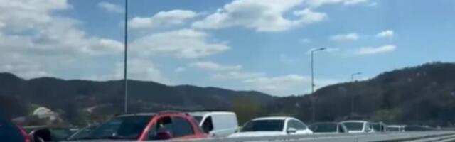 KILOMETARSKE KOLONE KA ZLATIBORU, TARI, DIVČIBARIMA: Pakao na GRANICAMA, ali i na NAPLATNIM RAMAPAMA, sve stoji!