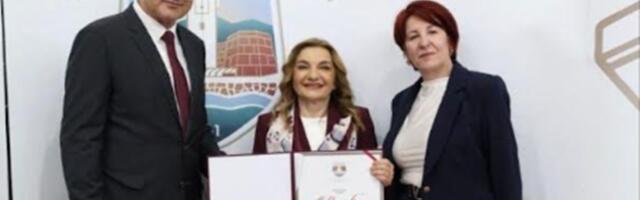 Vesni Nedeljković uručena Povelja grada Novog Pazara za doprinos razvoјu obrazovanja: "Ovaj grad nosim u srcu"