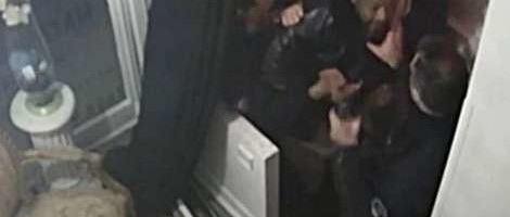 Privedeni policajci nakon snimka premlaćivanja tamnoputog muškarca