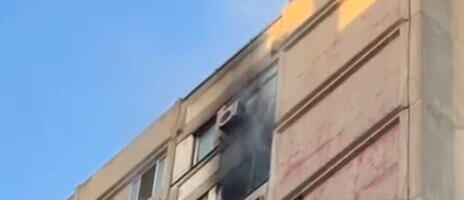 FASADA ZGRADE CRNA, ŠIRI SE GUSTI DIM! Bukti požar u stanu u Nišu: Ima povređenih, sumnja se da je OVO uzrok! (VIDEO)